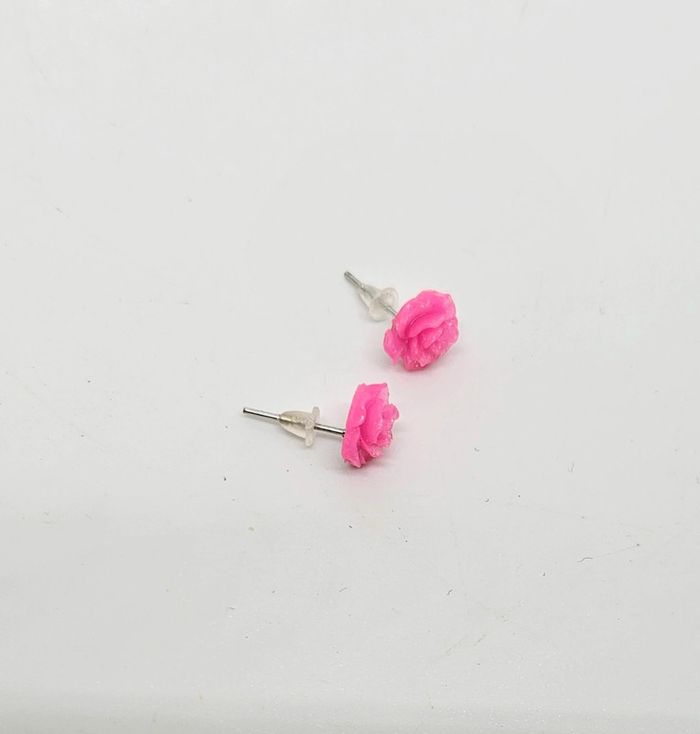 Paire de boucles d'oreilles.
Neuve.
Rose pailletée - photo numéro 2