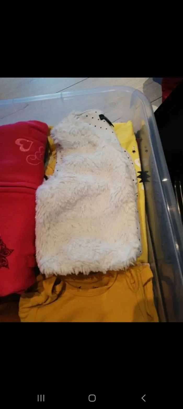 Caisse de 28 vêtements 6 mois fille - photo numéro 3