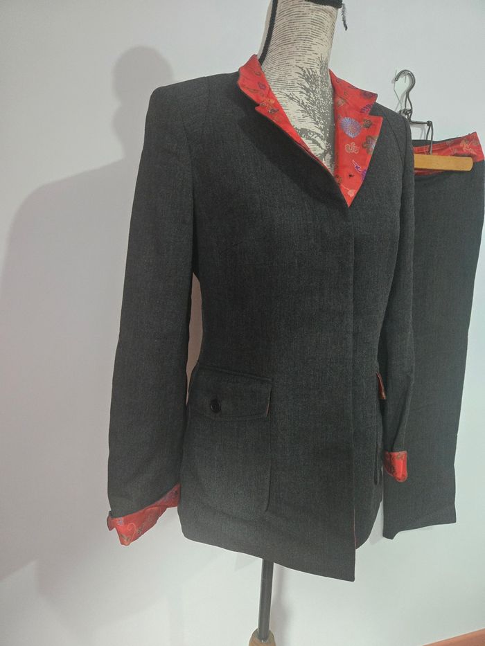 Ensemble tailleur Alain Manoukian – Élégance moderne avec détails satinés rouges oranges - photo numéro 3