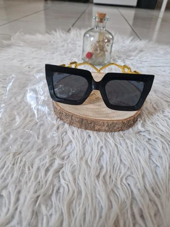 Lunettes de soleil classe femme neuf