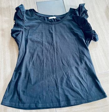 T-shirt noir à volants