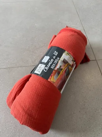 Chemin de lit + pompons 80*180cm valeur 25€