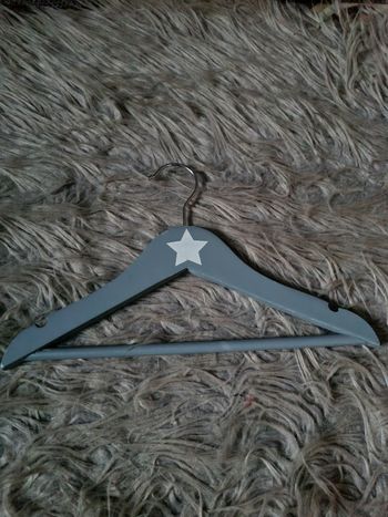 Cintre enfant gris
