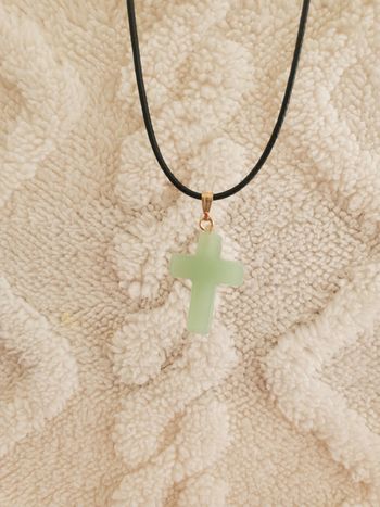 Collier avec un pendentif croix nuance de vert