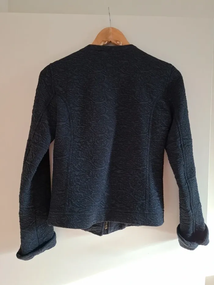 Jolie veste bleu marine avec motifs fleuris brodés - 36 - excellent état - photo numéro 6