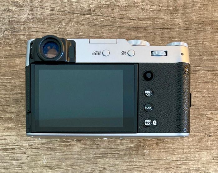 Fujifilm X-100 VI - Nombre d'obturateurs : 4 600 - Excellent état, mais DÉFAUT n° 366 - photo numéro 9