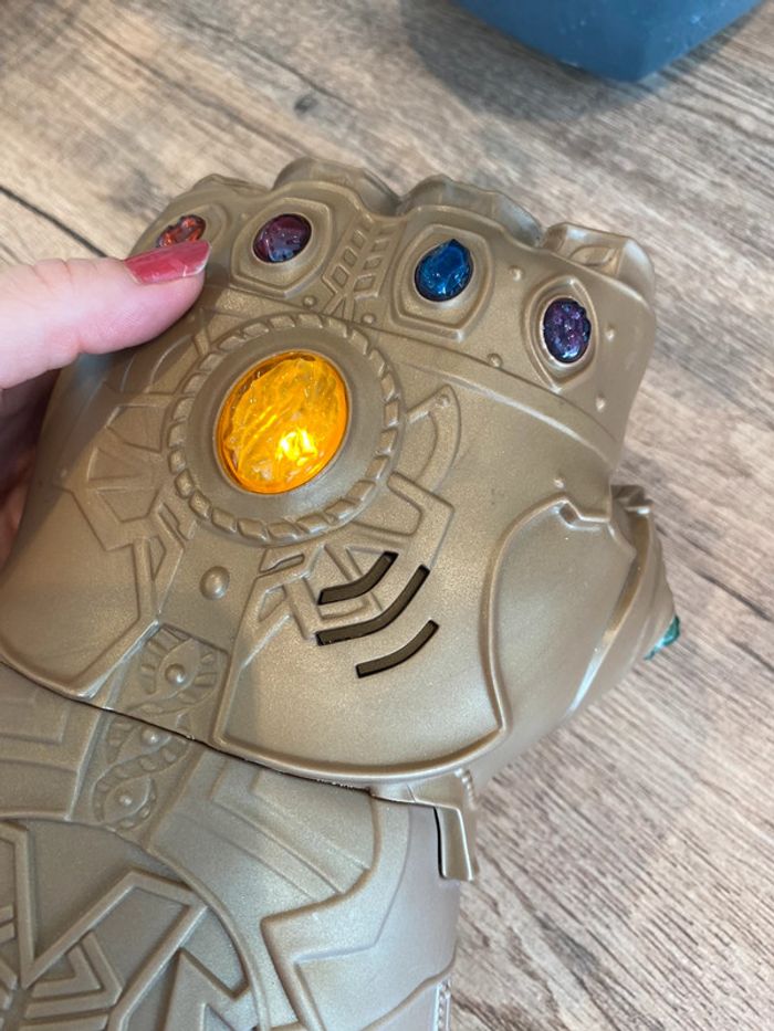 Main de Tanos Marvel pierre de l’infini - photo numéro 4