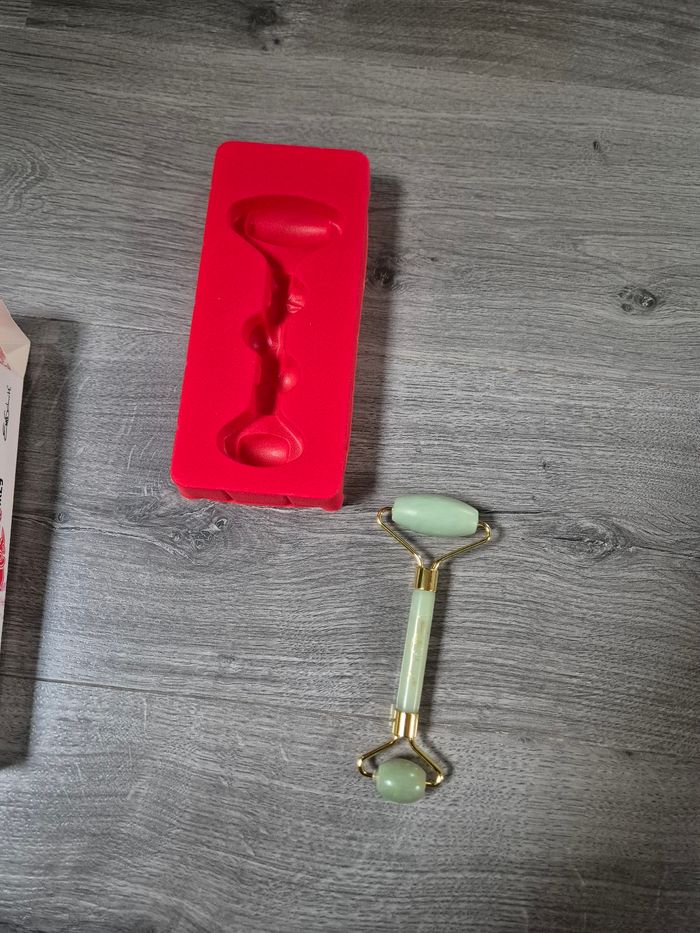 Rouleau de jade / Accessoire de massage pour le visage - photo numéro 6