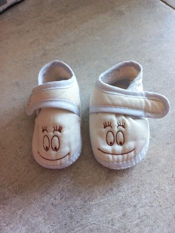 Petits chaussons jaune pâle 3/6 mois bébé