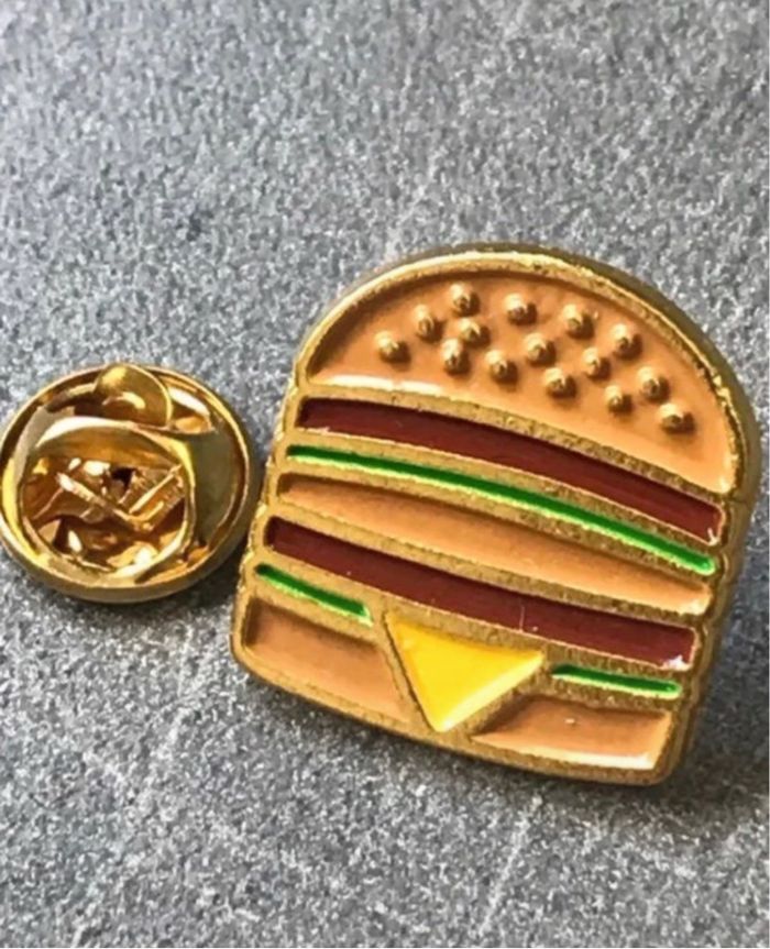représente un sandwich big mac de McDonald’s en pin’s métal