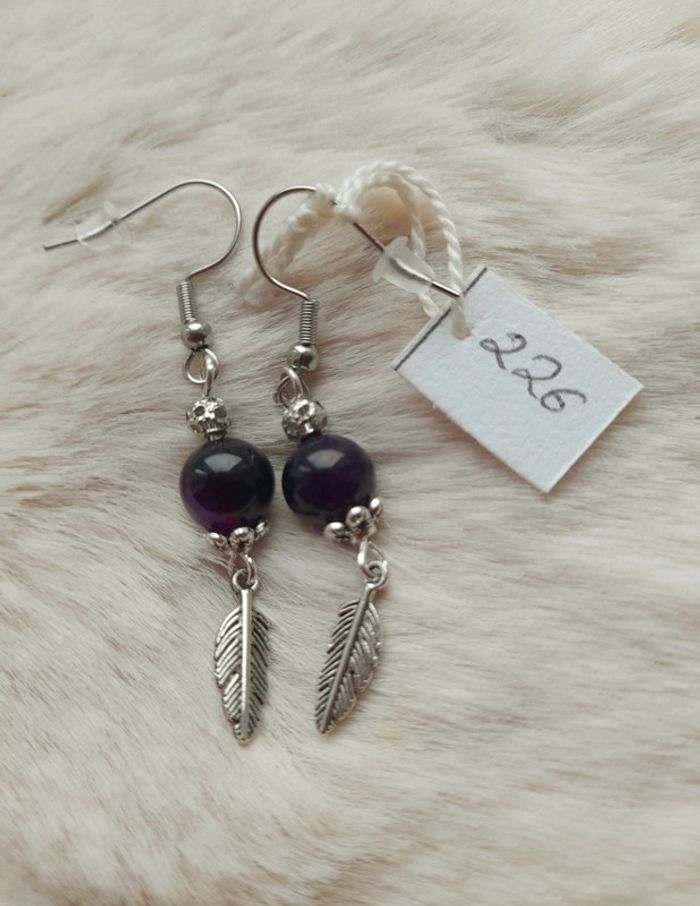 Boucles d'oreilles plume violette