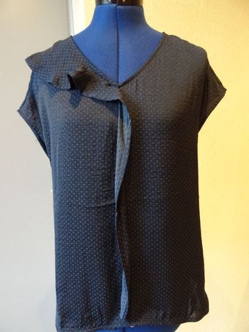 blouse sans manches bleue à pois