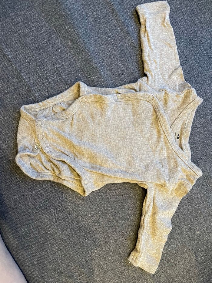 Lot de body 1 mois - photo numéro 3