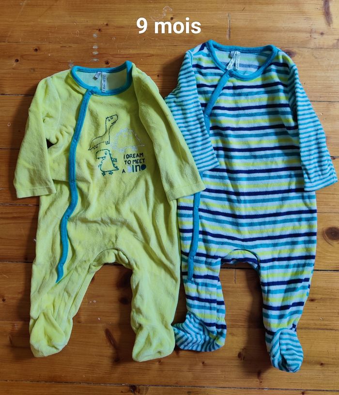 2 pyjamas 9m