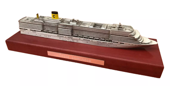 Bateau de Croisière  Costa Luminosa  Métal argenté patiné Socle en bois finition acajou.