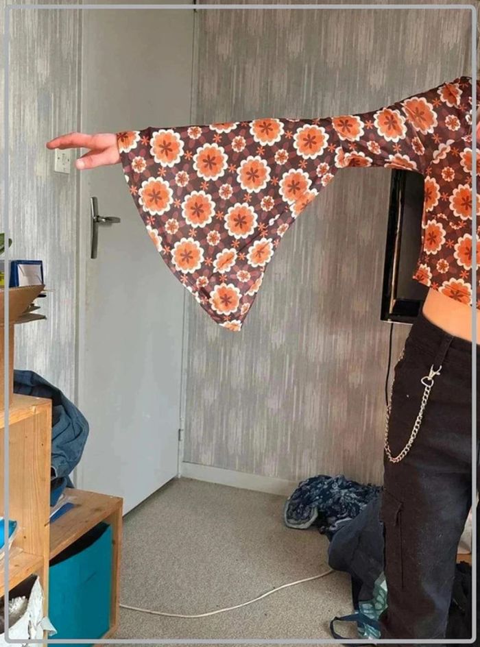 Crop top motif floral manche longue taille 34 marque shein - photo numéro 3