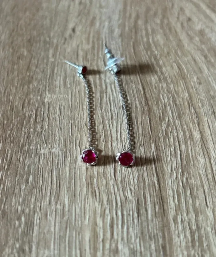Boucles d’oreilles Swarovski / Modèle pendantes / très bon état / couleur ton rose rouge
