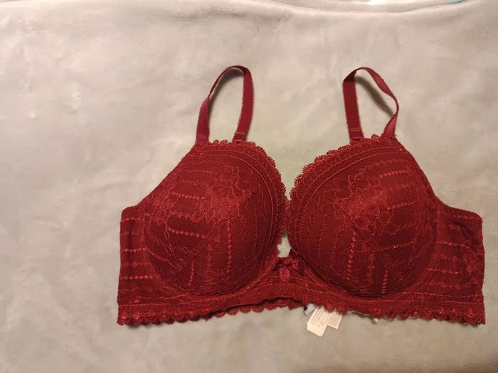 Soutien gorge rouge bordeaux