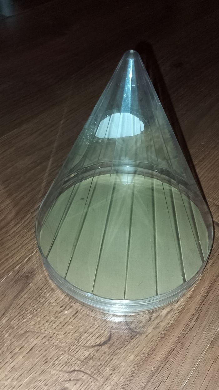 Cône, pyramide, boite vide de Ferrero - photo numéro 5