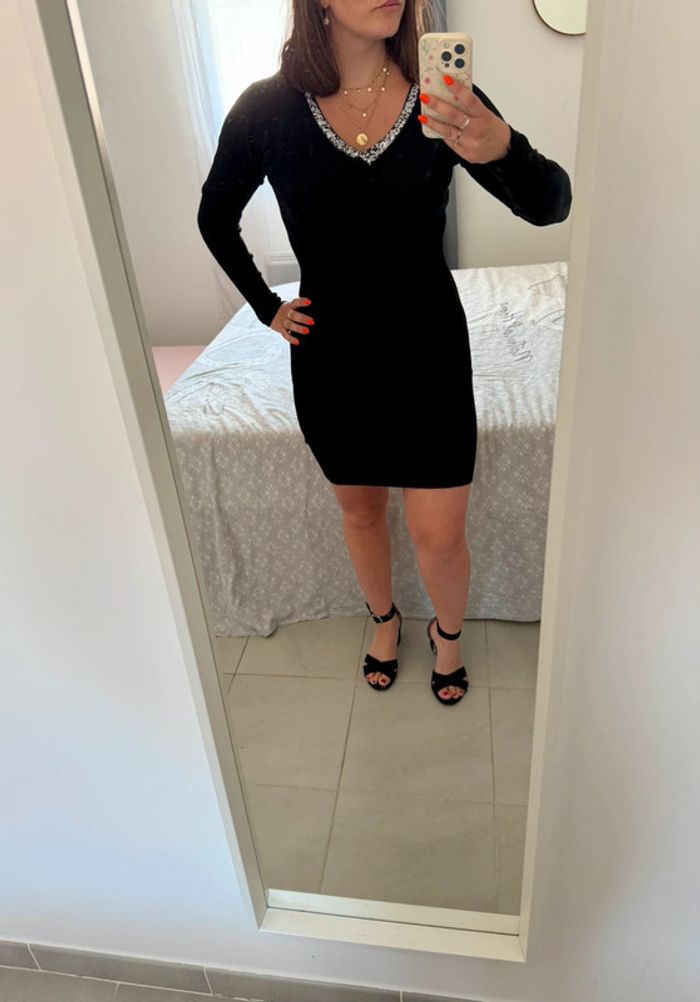 Robe pull noire avec strass taille s/m en très bon état