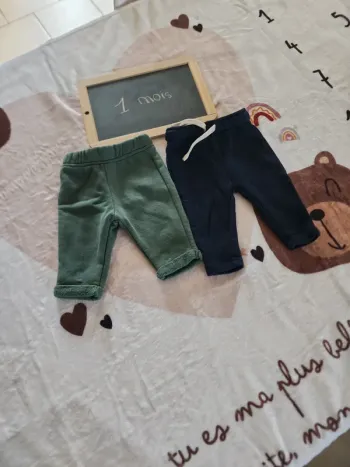 Lot 2 pantalons 1 mois