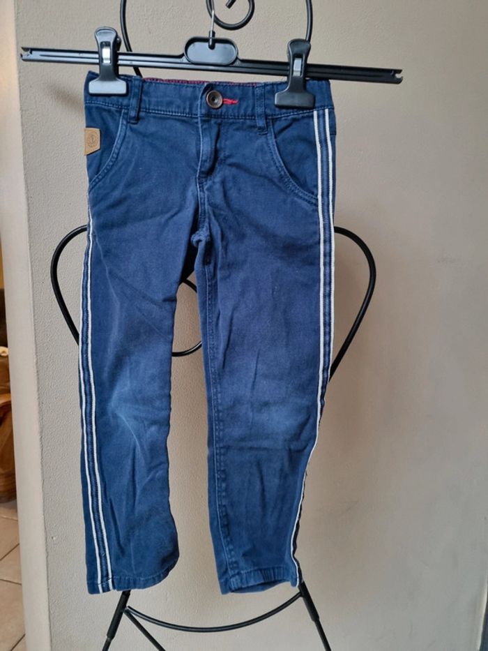 Pantalon bleu avec lignes blanches sur les côtés