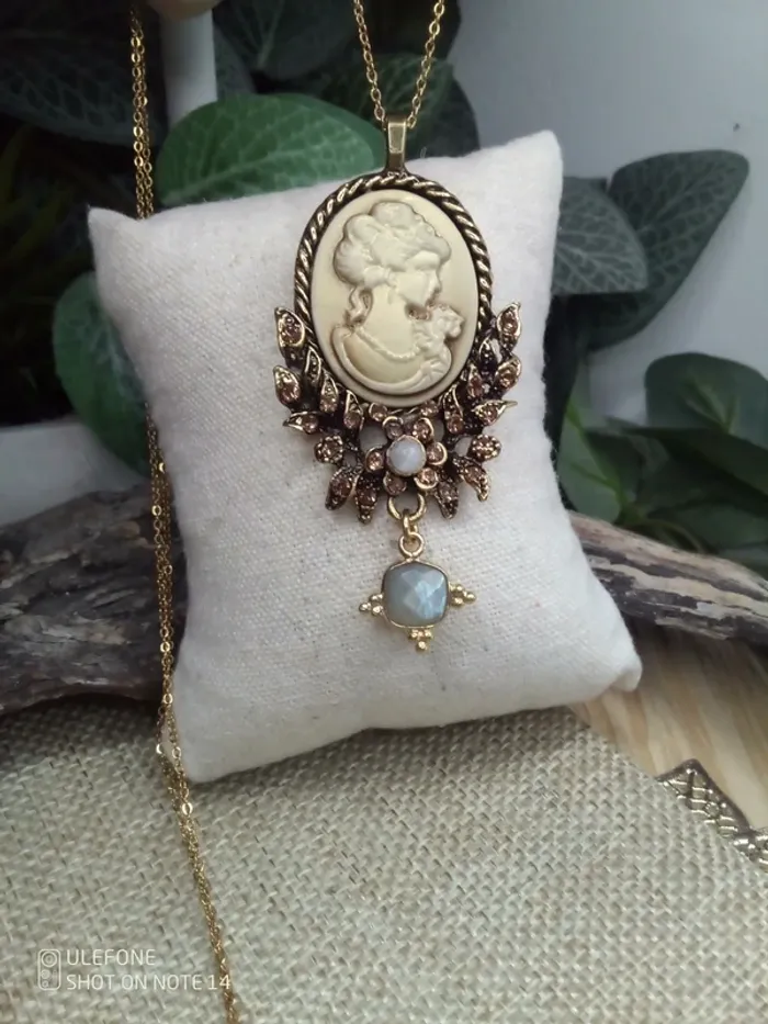 Collier camée pierre de labradorite et sélénite