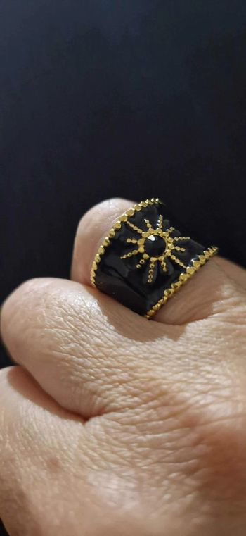 Bague large réglable acier inoxydable or résine noire soleil cristal noir