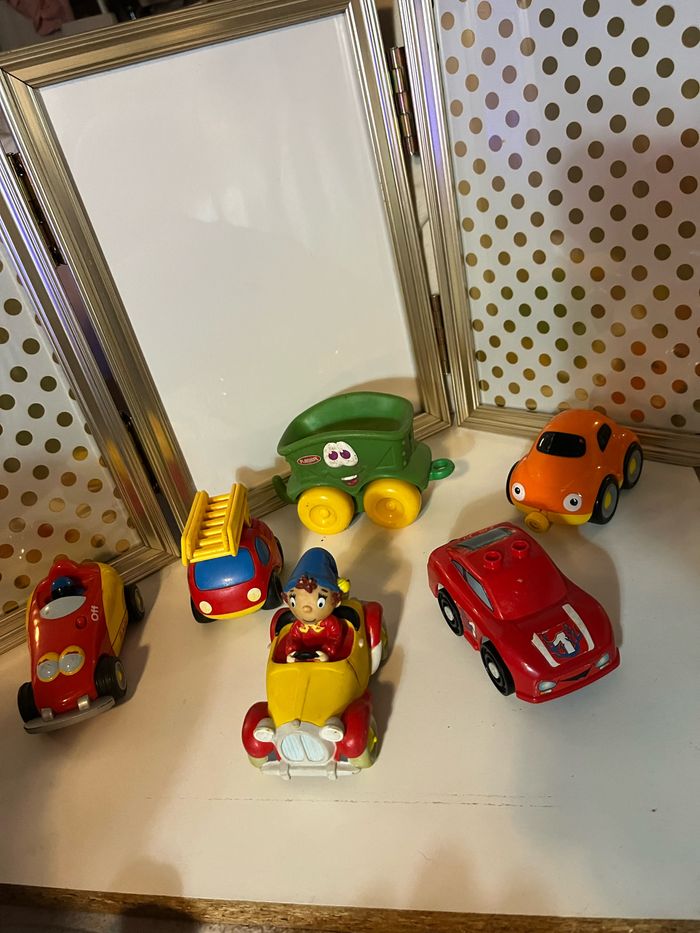 Lot de différentes voitures