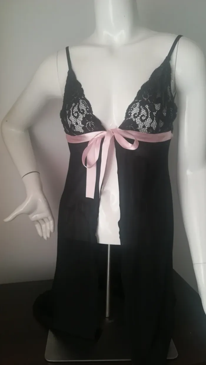 Nuisette noire ruban rose