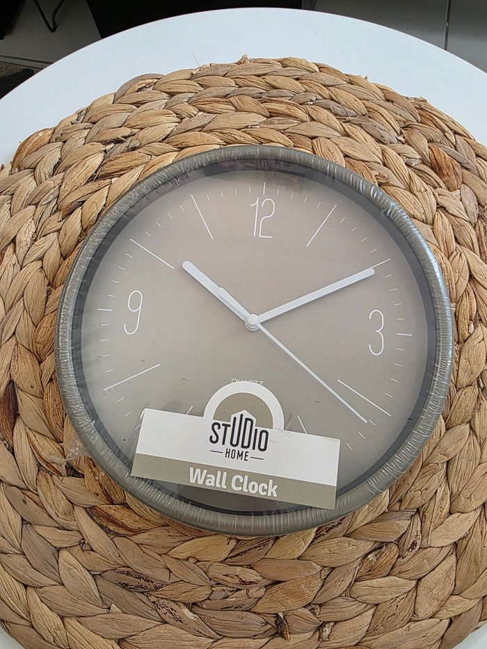 Petite horloge murale grise neuve