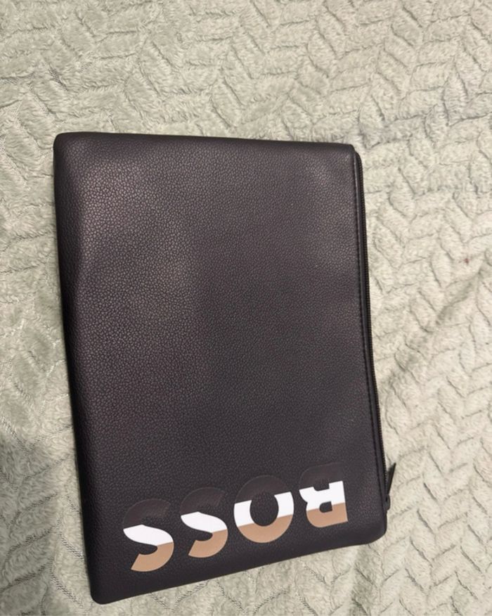 Lot Pochette BOSS comme neuf