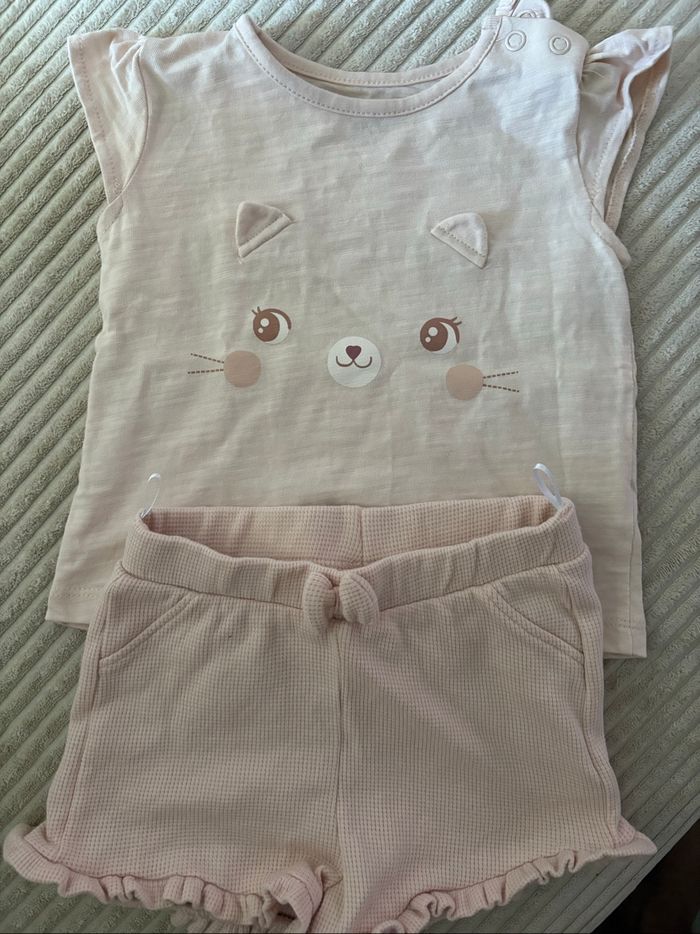 Ensemble, tee shirt et short, neuf.