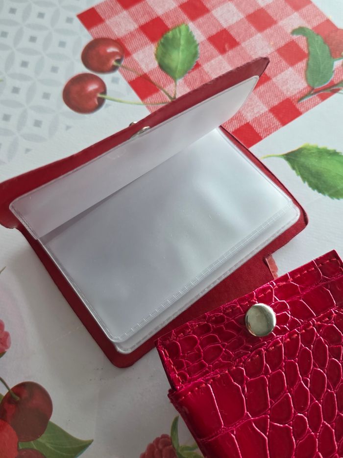 ENSEMBLE PORTE CARTES (12) UN PORTE MONNAIE ET UN ÉTUI POUR LUNETTES NEUF COULEUR ROUGE FONCER MARQUE FRANÇOISE SAGET - photo numéro 3