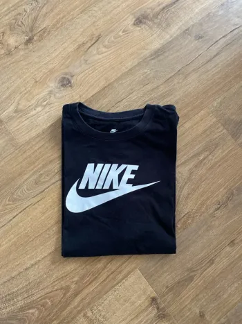 Tee-shirt Nike “The Nike Tee” Taille L – Noir iconique & logo blanc