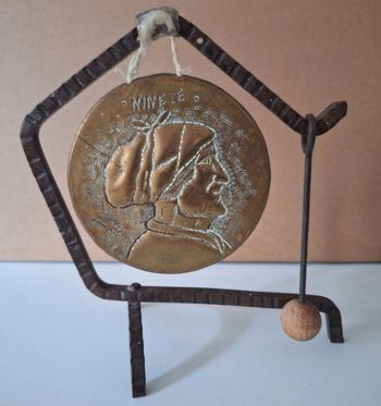 Ancien gong suspendu sur son support en fer et son maillet