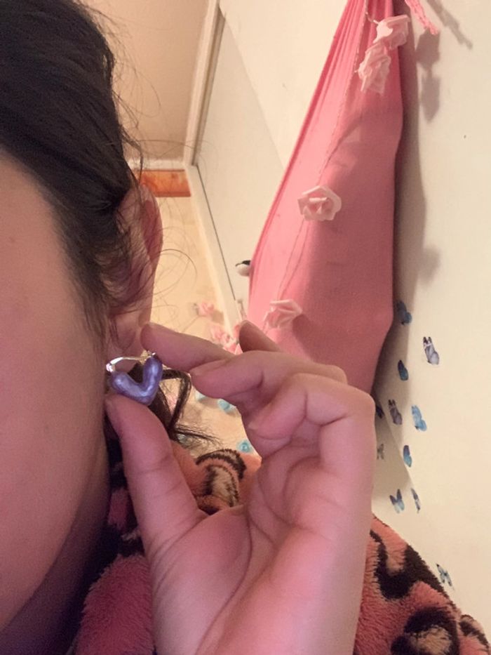 Boucles d’oreilles coeurs violet irisé - photo numéro 2