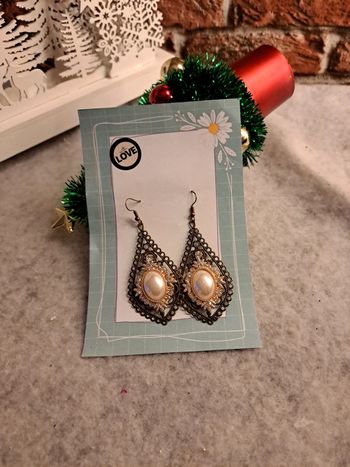 Boucles d'oreilles pendante avec cabochon nacré et strass