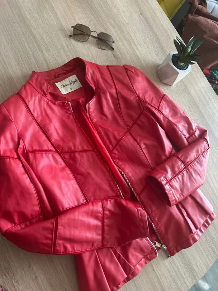 Veste rouge simili