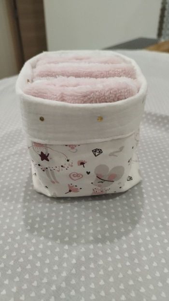 Lot de 10 débarbouillettes et son panier