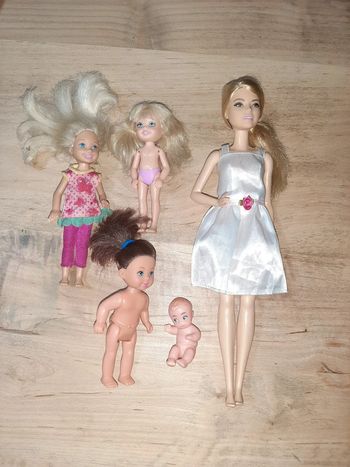 Lot de Barbie, enfants et bébé