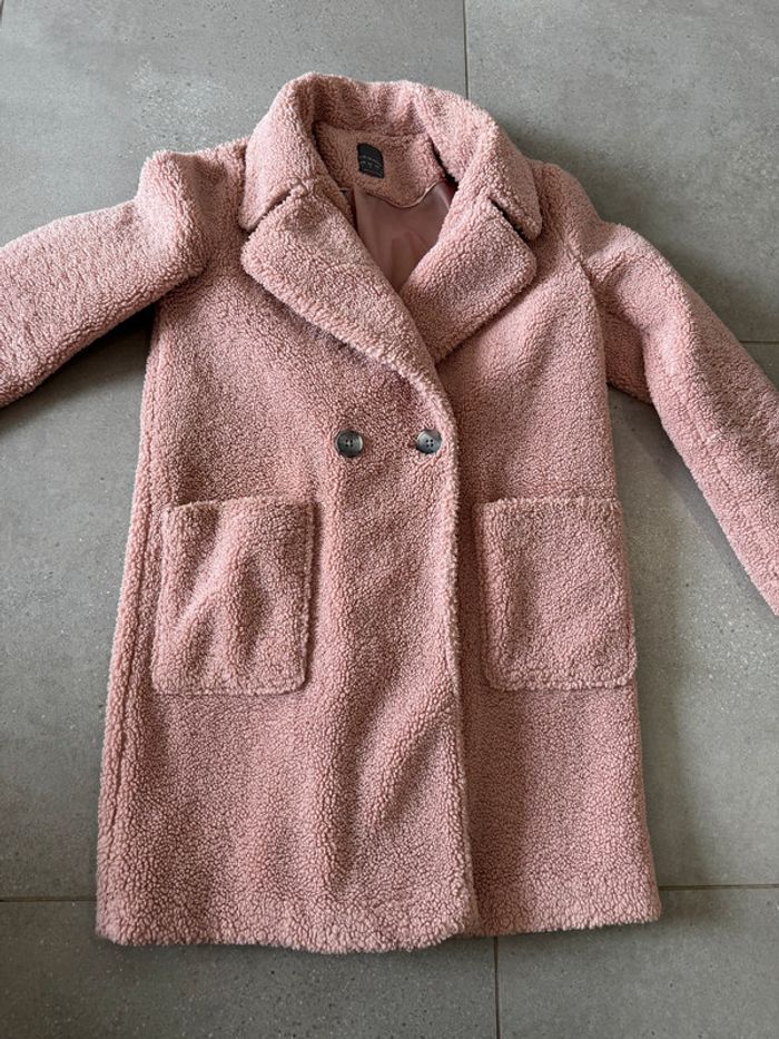Manteau rose Primark, taille 38, bon état mais un petit trou à l'intérieur
