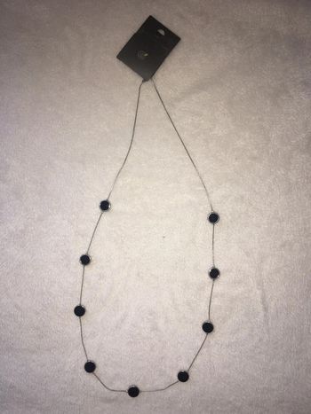Collier long fin sautoir argenté à breloques noires