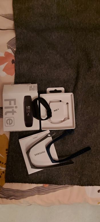 Montre connectée fit e +bracelets neufs - Très bon état sur Beebs