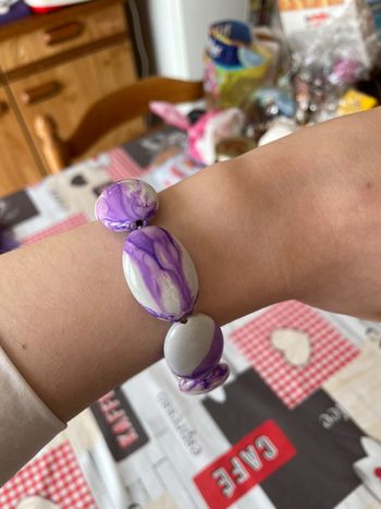 Bracelet violet et blanc.