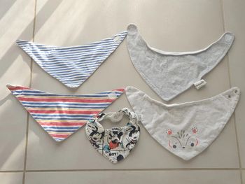 5 bavettes garçon (triangles et petites bavettes) n °4