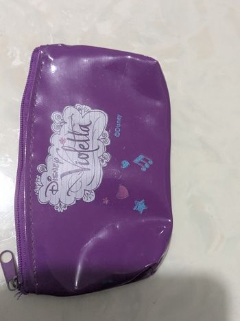 Joli porte monnaie Violetta Disney violet.