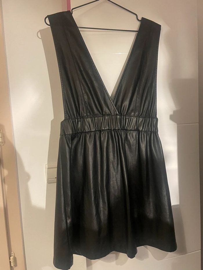 Robe noir asos simili cuir à bretelles - photo numéro 4