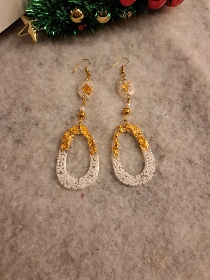 Boucles d'oreilles pendante en résine blanche et doré - photo numéro 2