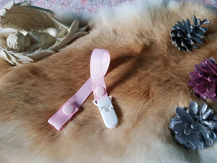 Attache tétine neuve rose pâle